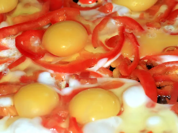 朝食に新鮮なロースト トマトと目玉焼きを調理 — ストック写真