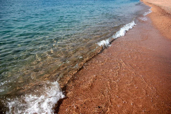 清澈的海水和沙滩海岸线 — 图库照片