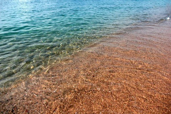 Καθαρά Νερά Στη Θάλασσα Και Αμμώδη Παραλία — Φωτογραφία Αρχείου