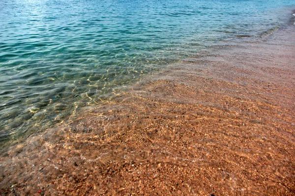 Klart Havsvatten Och Sandstranden Strandlinjen — Stockfoto