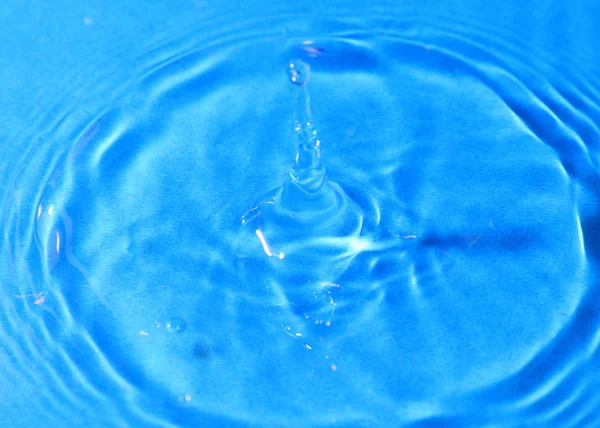 Gotas Água Pura Pintar Belos Padrões Superfície Líquido Após Impacto — Fotografia de Stock