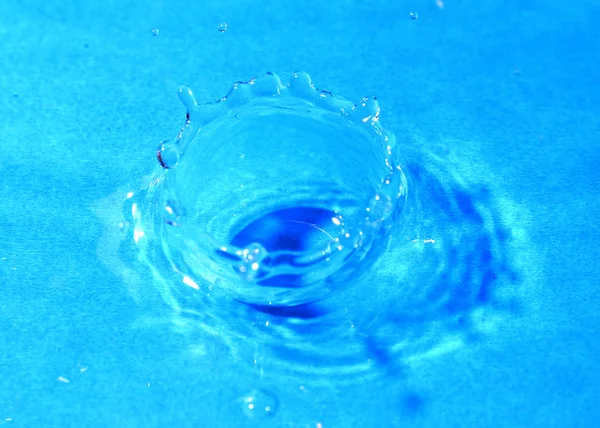 Gotas Água Pura Pintar Belos Padrões Superfície Líquido Após Impacto — Fotografia de Stock
