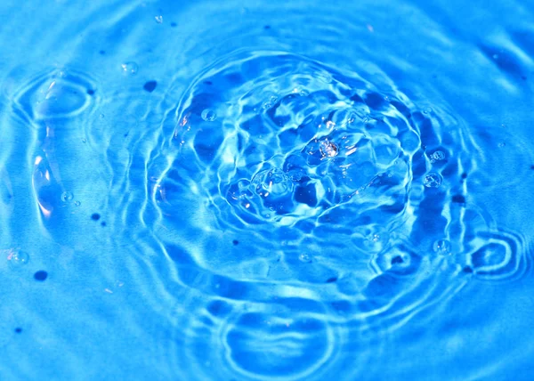 Zuiver Water Druppels Verf Prachtige Patronen Het Oppervlak Van Vloeistof — Stockfoto