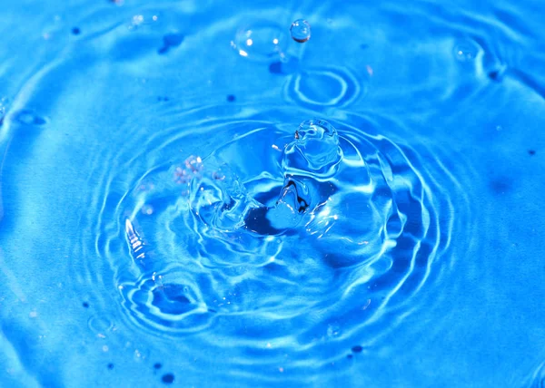 水滴的纯净水油漆美丽的图案在液体表面的冲击后 — 图库照片