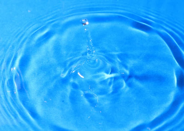 Zuiver Water Druppels Verf Prachtige Patronen Het Oppervlak Van Vloeistof — Stockfoto