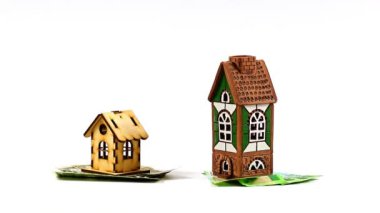 dolar ve Rus ruble bir ahşap ve Seramik ev yanındaki notlarım