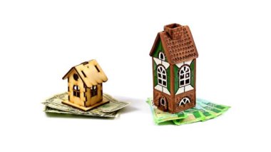 dolar ve Rus ruble bir ahşap ve Seramik ev yanındaki notlarım