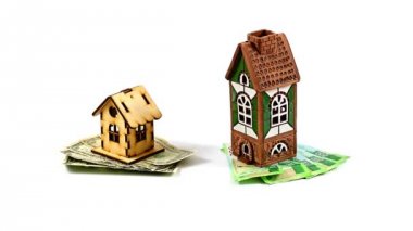 dolar ve Rus ruble bir ahşap ve Seramik ev yanındaki notlarım