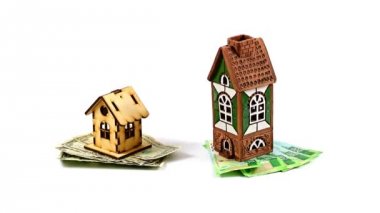 dolar ve Rus ruble bir ahşap ve Seramik ev yanındaki notlarım