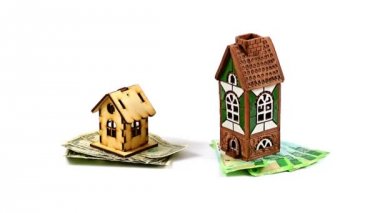 dolar ve Rus ruble bir ahşap ve Seramik ev yanındaki notlarım