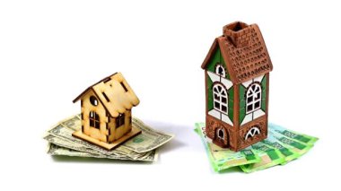 dolar ve Rus ruble bir ahşap ve Seramik ev yanındaki notlarım