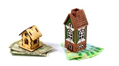 dolar ve Rus ruble bir ahşap ve Seramik ev yanındaki notlarım