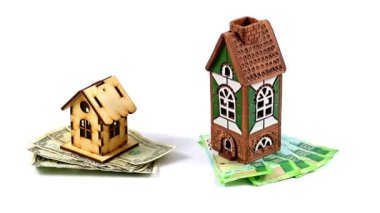 dolar ve Rus ruble bir ahşap ve Seramik ev yanındaki notlarım