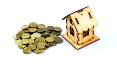 metal yığını altın renk ve ahşap bir ev Rus ruble bir ipotek sikke.