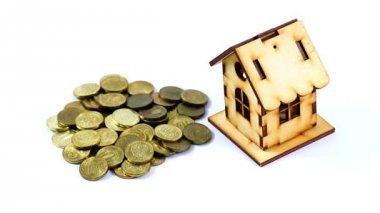 metal yığını altın renk ve ahşap bir ev Rus ruble bir ipotek sikke.