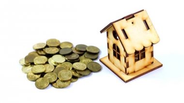 metal yığını altın renk ve ahşap bir ev Rus ruble bir ipotek sikke.