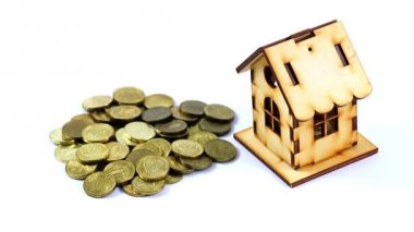 metal yığını altın renk ve ahşap bir ev Rus ruble bir ipotek sikke.