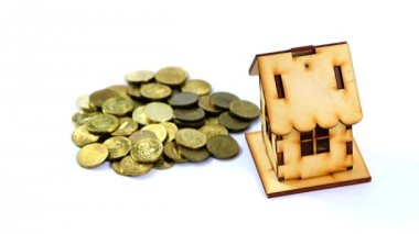 metal yığını altın renk ve ahşap bir ev Rus ruble bir ipotek sikke.