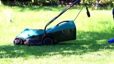 özel bir çim biçme makinesi ile yeşil çim biçme