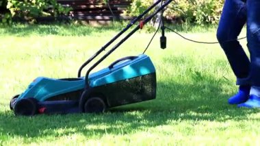 özel bir çim biçme makinesi ile yeşil çim biçme