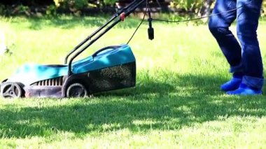 özel bir çim biçme makinesi ile yeşil çim biçme