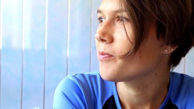 Genç güzel atletik kız temiz su içme