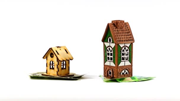 笔记美元和俄罗斯卢布是旁边的一个木制和陶瓷房子 — 图库视频影像