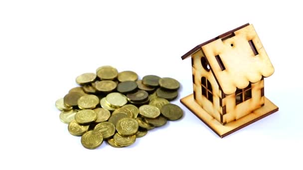 一堆金属硬币俄罗斯金色的卢布和一个木制的房子作为抵押贷款 — 图库视频影像