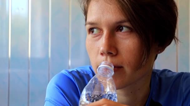 きれいな水を飲む美しい運動少女 — ストック動画
