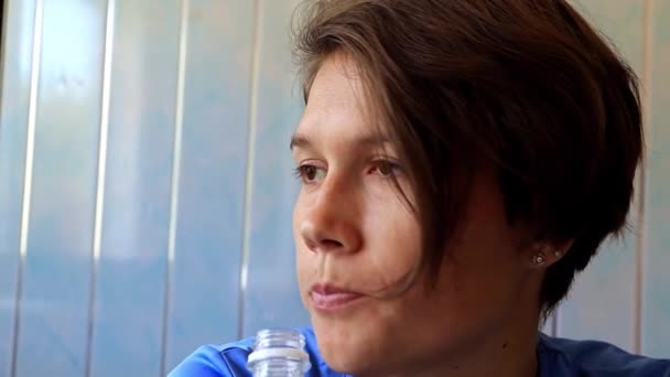 Junges Schönes Athletisches Mädchen Trinkt Klares Wasser — Stockvideo