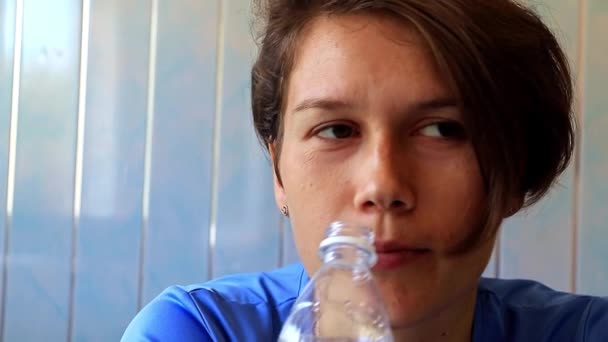 Giovane Bella Ragazza Atletica Bere Acqua Limpida — Video Stock