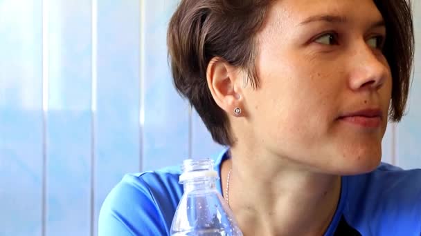 Ivóvíz Tiszta Víz Fiatal Gyönyörű Sportos Lány — Stock videók