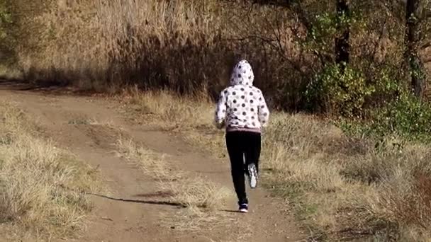 Jovem Mulher Correndo Entre Estrada Floresta Outono — Vídeo de Stock