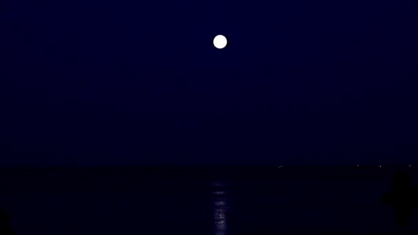 Повний Місяць Залишає Знак Відображення Поверхні Води — стокове відео