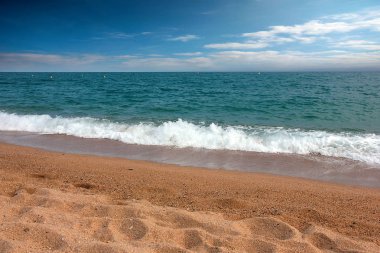 Akdeniz kıyısında güzel kumlu plaj