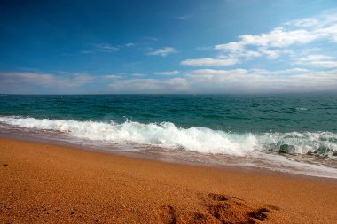 Akdeniz kıyısında güzel kumlu plaj