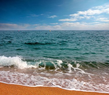 Akdeniz kıyısında güzel kumlu plaj