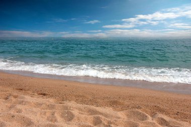 Akdeniz kıyısında güzel kumlu plaj