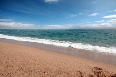 Akdeniz kıyısında güzel kumlu plaj