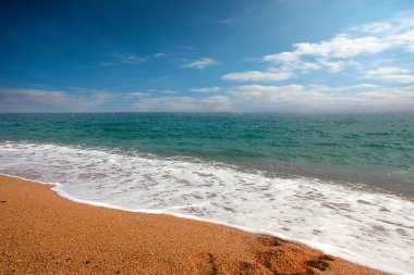 Akdeniz kıyısında güzel kumlu plaj