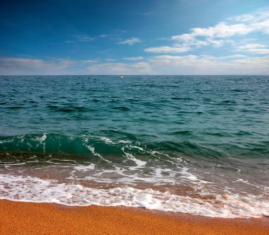 Akdeniz kıyısında güzel kumlu plaj