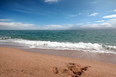 Akdeniz kıyısında güzel kumlu plaj