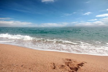 Akdeniz kıyısında güzel kumlu plaj