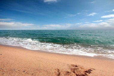 Akdeniz kıyısında güzel kumlu plaj