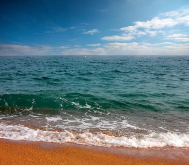 Akdeniz kıyısında güzel kumlu plaj