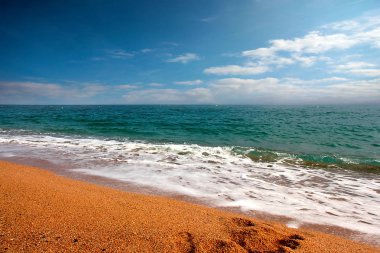 Akdeniz kıyısında güzel kumlu plaj