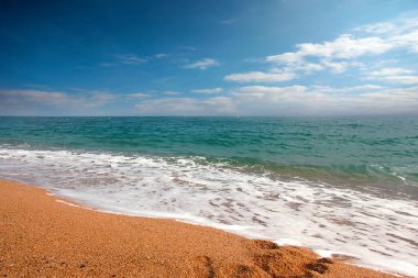 Akdeniz kıyısında güzel kumlu plaj