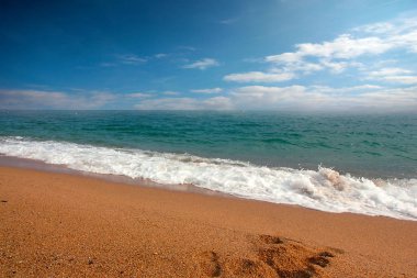 Akdeniz kıyısında güzel kumlu plaj