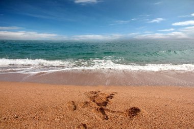 Akdeniz kıyısında güzel kumlu plaj