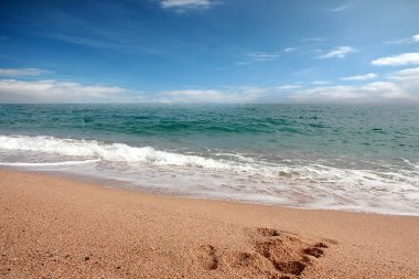 Akdeniz kıyısında güzel kumlu plaj